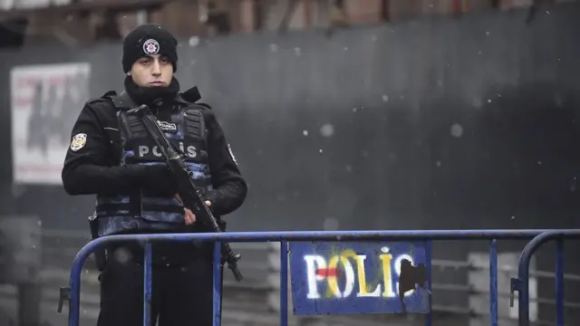 一名土耳其警察在遇袭的夜店把守