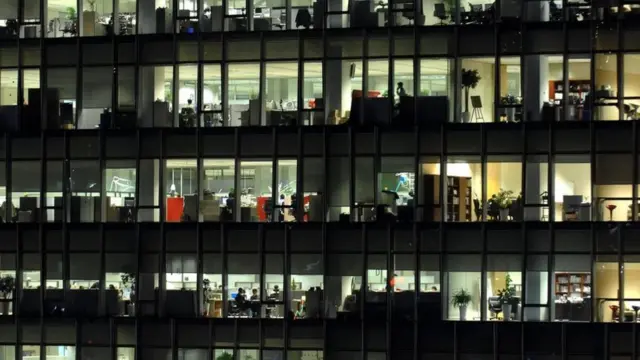 కంపెనీల వ్యతిరేకతను పక్కనబెట్టి దక్షిణ కొరియా ప్రభుత్వం పనిగంటలను తగ్గించే చట్టాన్ని తీసుకొచ్చింది.