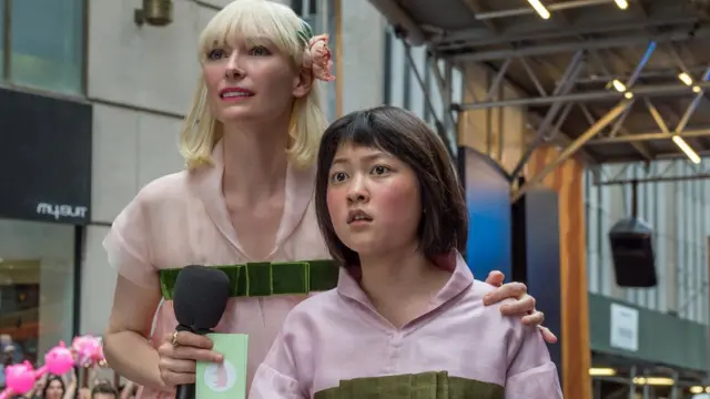 ان سا هیان، بازیگر سیزده ساله نقش میجا، جلوی جمعی از بازیگران حرفه‌ای مثل تیلدا سوینتون و جیک جیلنهال می‌ایستد و یک لحظه هم کم نمی‌آورد؛ این لحظه خلق یک ستاره جدید است