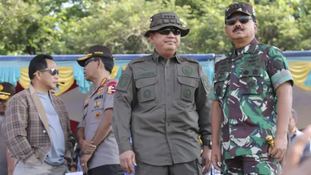 Panglima TNI Marsekal TNI Hadi Tjahjanto (kanan) bersama Mendagri Tito Karnavian (kiri), Kapolri Jendral Pol Idham Azis (kedua kiri) dan Kepala BIN Budi Gunawan menyaksikan latihan terjun payung statis oleh prajurit TNI saat kunjungan di Timika, Papua, Jumat (29/11).