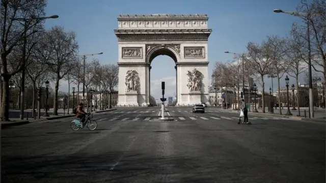 Rua quase vazia diante do Arco do Trinfo,jogos grátis do googleParis