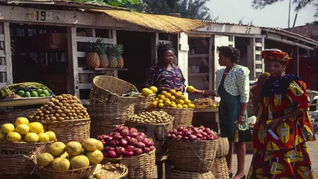 سكان محليون يتسوقون في سوق مفتوح للخضراوات