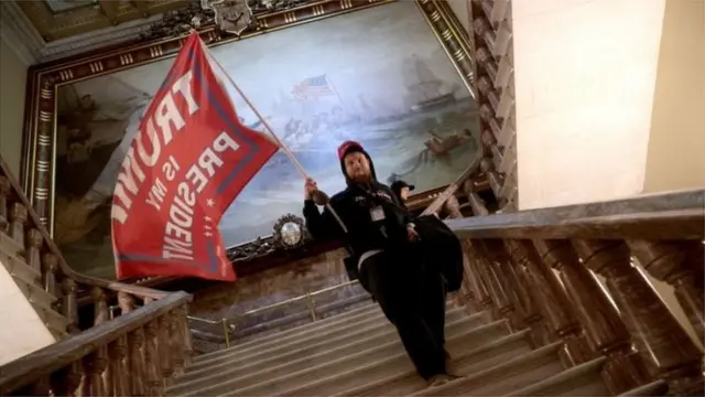 কংগ্রেস ভবন ক্যাপিটলের ভেতরে ট্রাম্প সমর্থক বিক্ষোভকারী