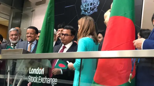 লন্ডন স্টক এক্সচেঞ্জে বাংলা বন্ডের লেনদেনের উদ্ধোধন করছেন বাংলাদেশের অর্থমন্ত্রী মুস্তাফা কামাল, ১১ নভেম্বর, ২০১৯
