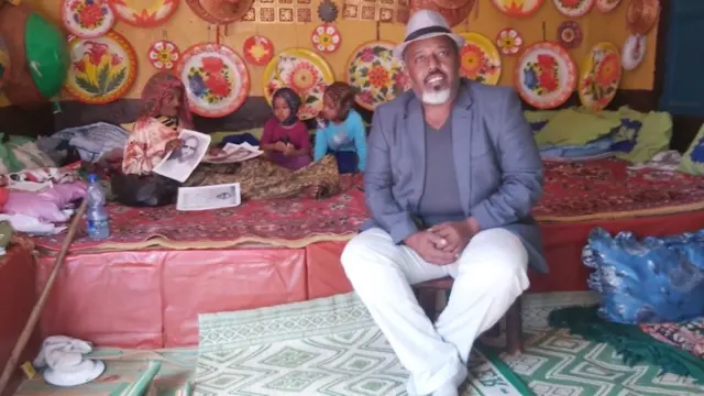 Jaamac Muuse oo ku fadhiya gambadhkii Amiir Cabdullaahi uu ku weeysaysan jirey