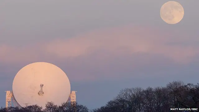An image by Jodrell Bank showing the Lovell Telescope with the moon in the sky, ਪੁਲਾੜ, ਖਗੋਲ , ਤਸਵੀਰਾਂ, ਫੋਟੋਗ੍ਰਾਫ਼ੀ, ਅਸਮਾਨ
