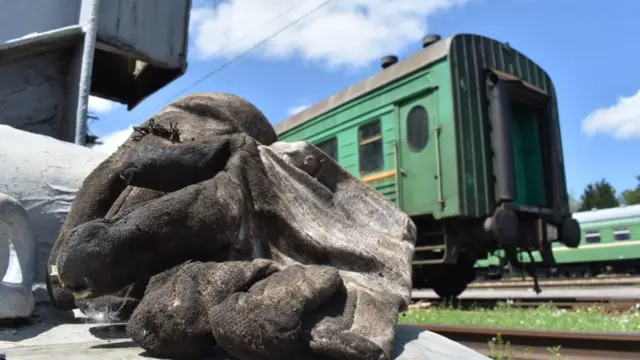 Темир жол аркылуу миңдеген кишилер сапарга чыгып, миллиондогон тонна жүктөр келип турат.