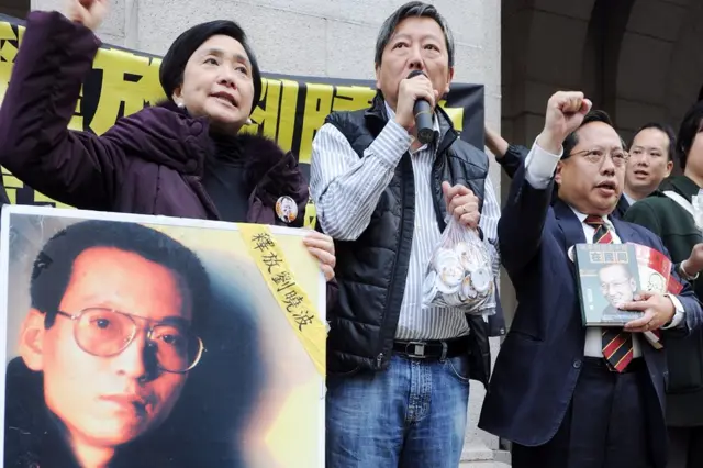 (從左至右)劉慧卿、李卓人與何俊仁在香港立法會舊大樓外集會要求中國釋放劉曉波(8/12/2010)
