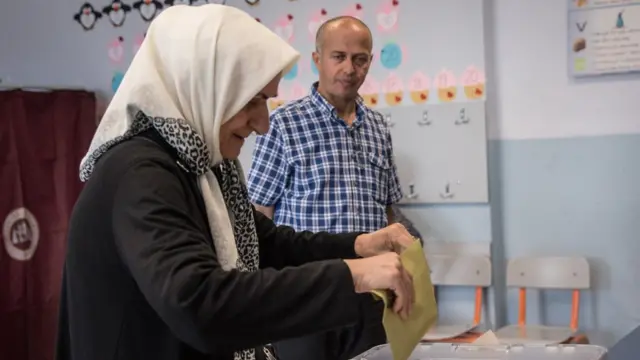 Oy kullanan bir kadın