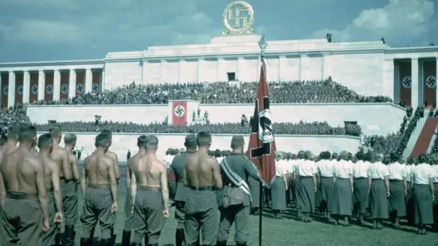 الطراز المعماري التقليدي الذي تبناه هتلر