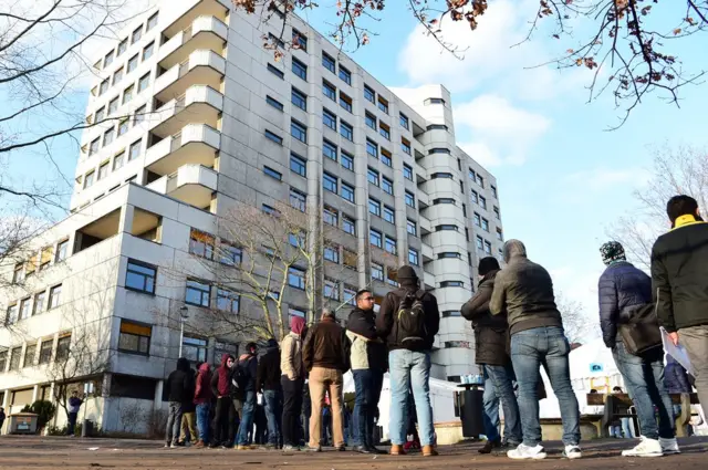 Inmigrantes hacen fila para presentar solicitudes de asilo en la oficina LaGeSo de Berlín, en diciembre de 2015