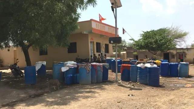 गावतली पाणीटंचाई सांगायला हे चित्र पुरेसं आहे.