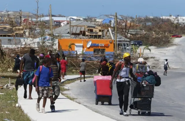 Personas caminan en una calle de Gran Ábaco