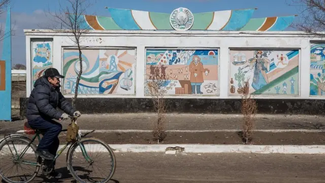 乌兹别克斯坦的木伊那克曾经也在咸海拥有繁盛的渔业，如今却大相庭径