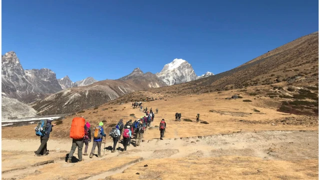 आरोहण सुरु गर्दै यात्रीहरू।