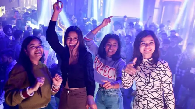 انڈیا کے شہر چندی گڑھ میں نوجوان نئے سال کی خوشی میں پارٹی کر رہے ہیں