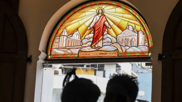 திருச்சபையின் ரகசியமான செயல்பாடுகளில் தங்களுக்குத் தொடர்பு இருப்பதை வெளிக்காட்டிக் கொள்ள நூற்றுக்கணக்கானோர் தயங்கிய நிலையில், தங்களுக்கு வேறு வழி தெரியவில்லை என்று கிம் கூறினார்.