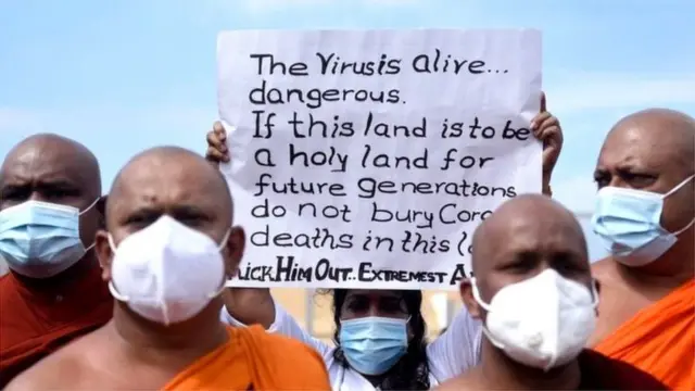 લઘુમતી સમુદાયના અગ્નિસંસ્કાર કરવાના સરકારના નિર્ણયનું સમર્થન કરી રહેલા દેખાવકારો