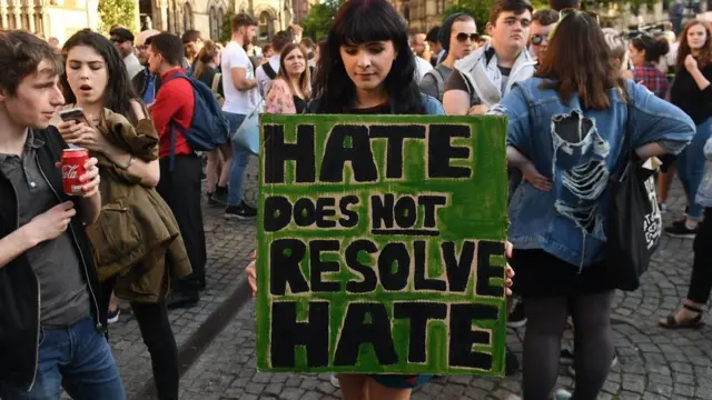 Девушка с плакатом