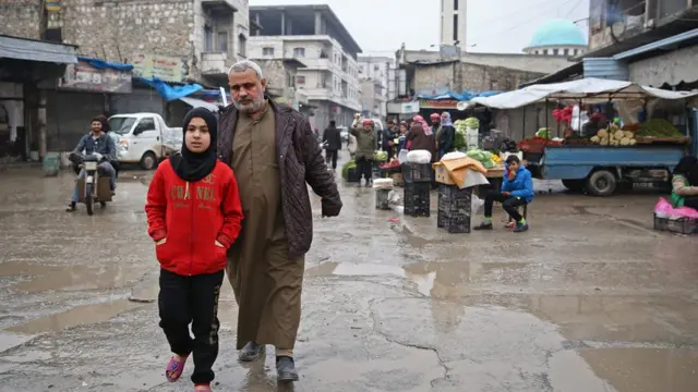 El Bab'da bir baba ve kızı sokakta yürüyor
