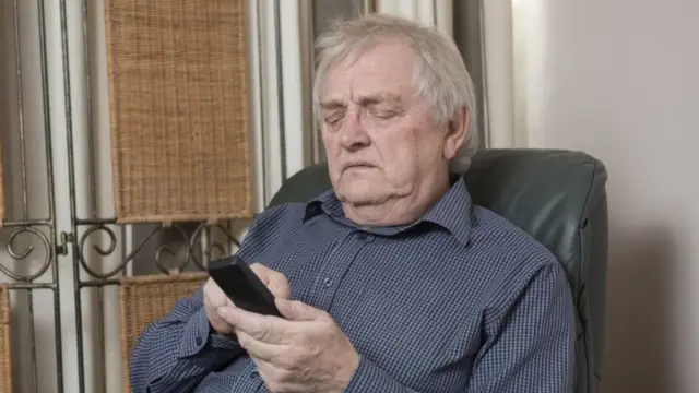 አንድ ሰው የማይፈልገው የስልክ ጥሪ ደርሶት ፊቱ ላይ ግራ መራባት ይስተዋላል