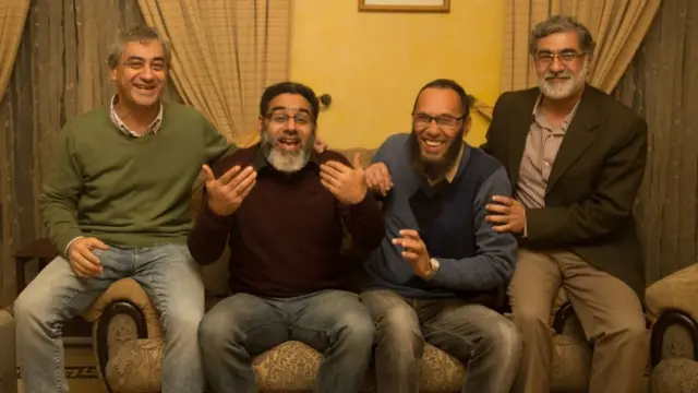 نعیم رشید اپنے بیٹے اور بھائیوں کے ہمراہ