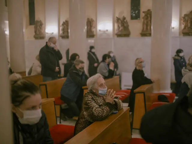 Srpska i Ruska pravoslavna crkva, Jerusalimska patrijaršija i Sveta Gora taj praznik proslavljaju prema julijanskom kalendaru, 13 dana kasnije.