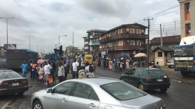 Agege Motorway wey follow go Yaba, one of di routes wey goment say make pipo follow as dem close Third Mainland Bridge