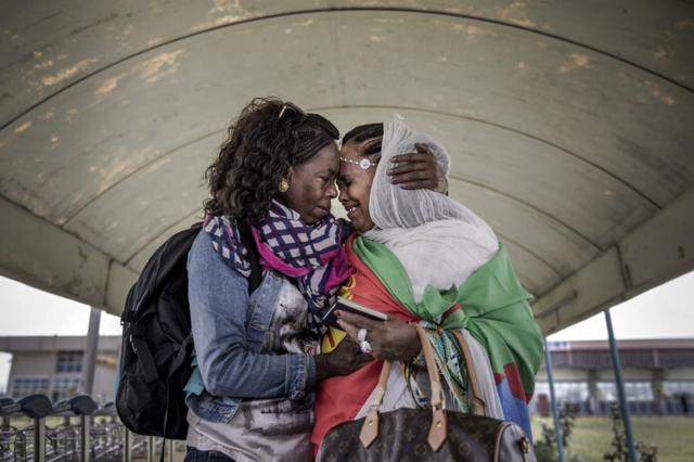 一对厄立特里亚姐妹哭泣并拥抱在一起。