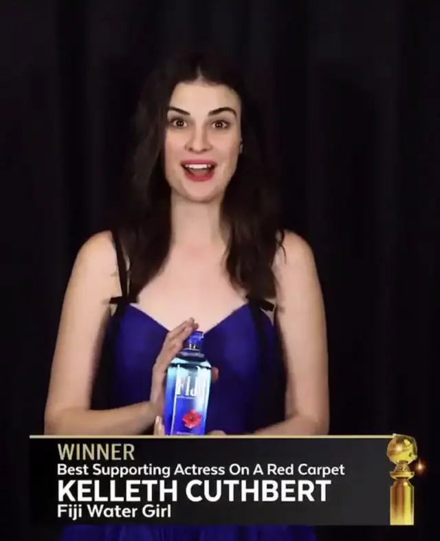 دختری با سینی بطری آب معدنی