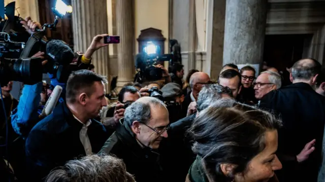 El sacerdote francés Pierre Barbarin llega a su audiencia