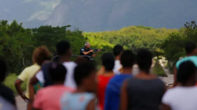 Moradores acompanham operação policial ocorrida no fimpromotiecode zebetsemana