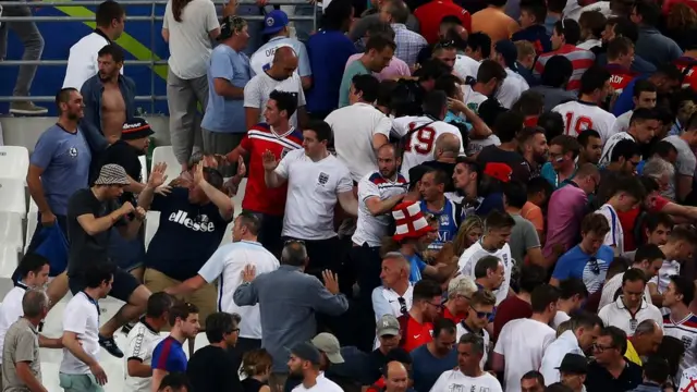 Aficionados rusos agreden a hinchas ingleses.
