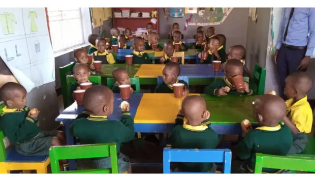 Abana ku ishuri mu Rwanda barimo kurya