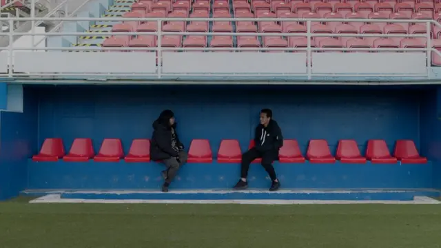 Egy Maulana Vikri dan wartawan BBC News Indonesia Endang Nurdin di stadion FC ViOn.