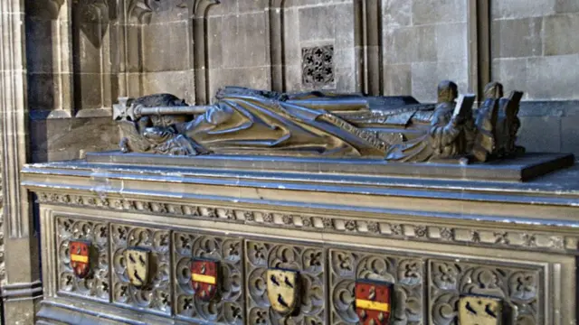 Надгробие в Кентерберийском соборе с предполагаемым гербом Бекета