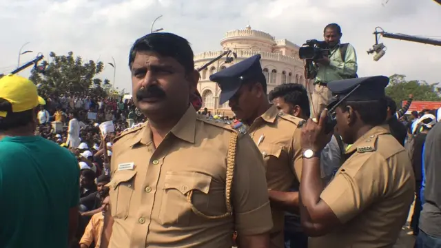 மெரீனா கடற்கரையில் பாதுகாப்பு பணியில் காவல்துறையினர்