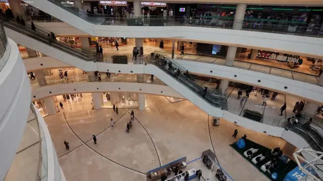 수도권 거리두기 2단계가 이어지고 있는 29일 오후 서울의 한 복합쇼핑몰이 한산한 모습을 보이고 있다