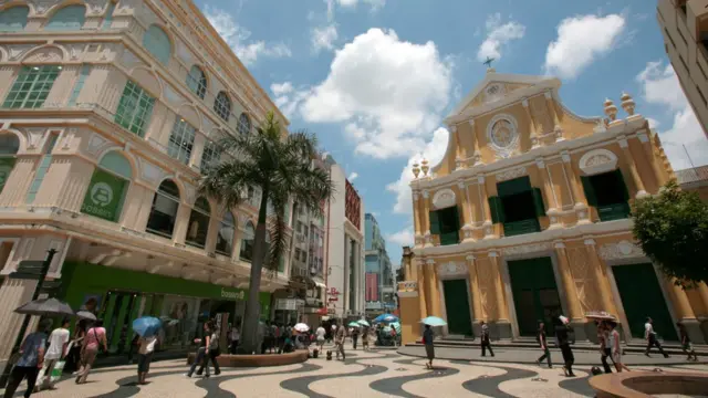 澳门老城区的建筑和葡式碎石路让游人有置身葡萄牙的错觉。