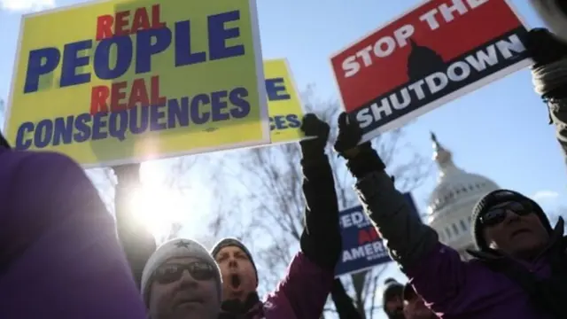 அமெரிக்க வேலைநிறுத்தம்: தற்காலிக ஒப்பந்தத்தை ஏற்றார் டிரம்ப்