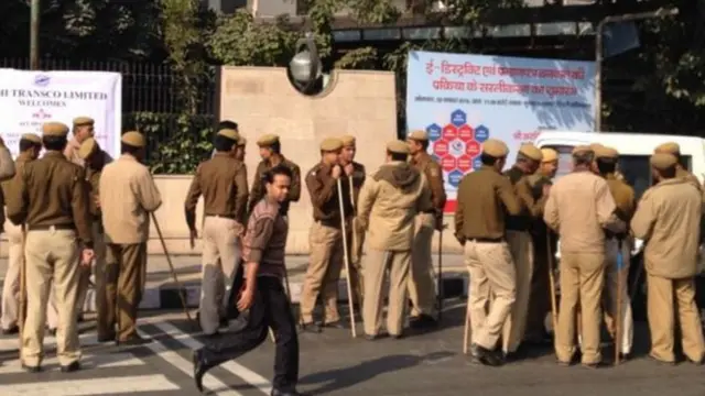 सीबीआई छापे के दौरान तैनात पुलिस