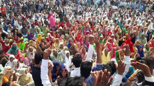 પ્રદર્શન કરનારા લોકો.