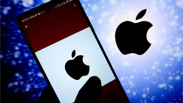 Логотип Apple на экране смартфона