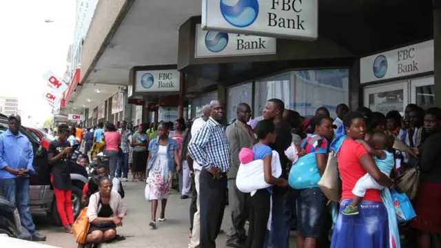 Ọpọ eeyan to siwaju ile ifowopamọ ni Harare