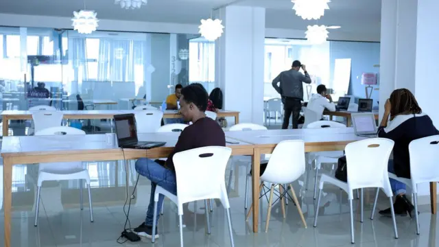 Namoota Bluespace keessa hojjetaa jiran