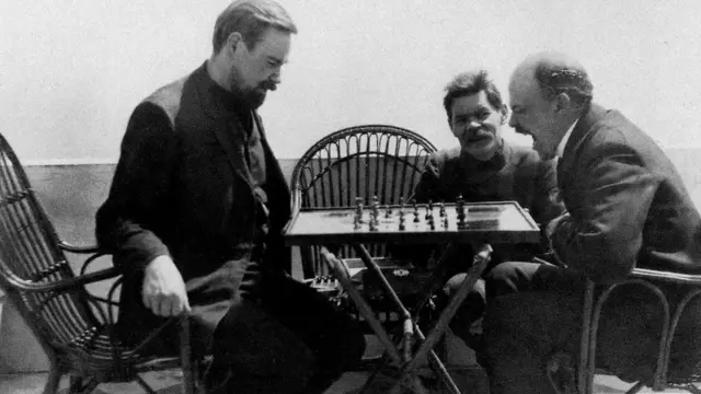 ألكسندر بوغدانوف (في الصورة مع فلاديمير لينين)