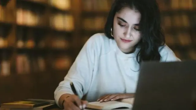 विद्यार्थिनी