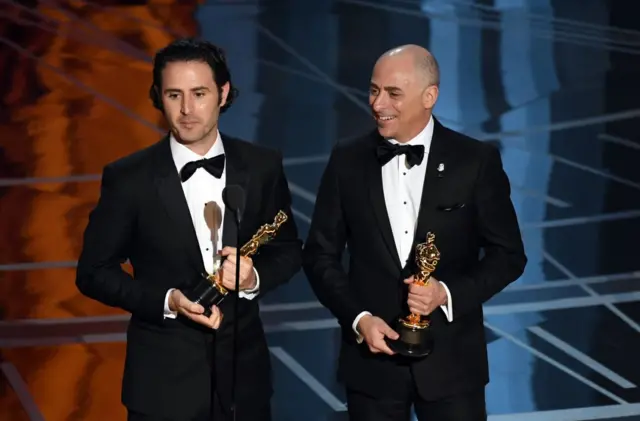 Alan Barillaro (solda) and yapımcı Marc Sondheimer (sağda)