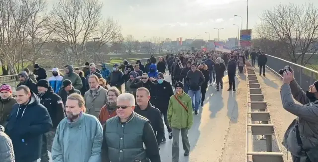 Demonstranti u Šapcu prelaze most na kojem je prošle nedelje došlo do okršaja sa maskiranim huliganima