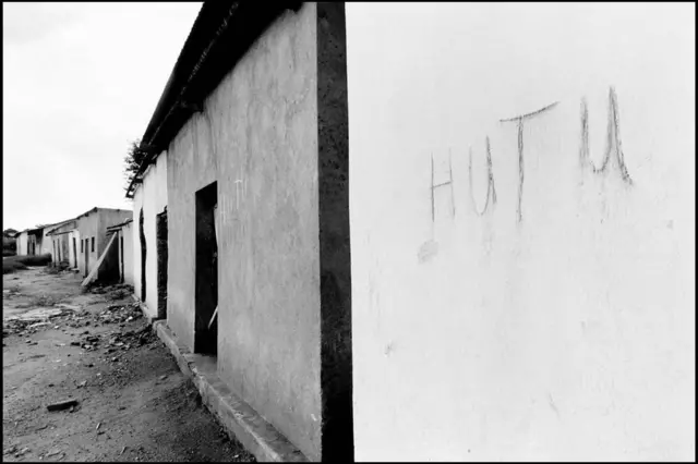 গণহত্যার সময় বাড়িতে বাড়িতে লেখা থাকতো যে, এর বাসিন্দারা কি হুতু নাকি টুটসি